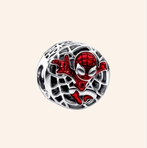 C72.jpg Charm Plata 925 - Spiderman de Marvel elevándose por la ciudad